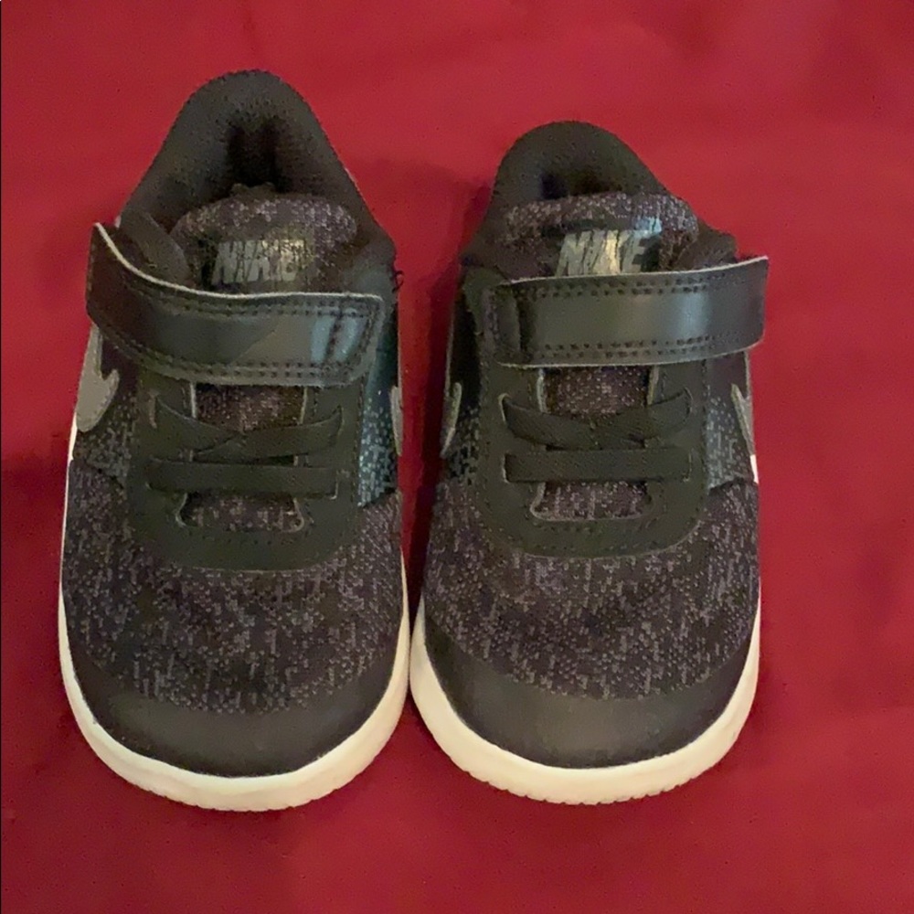 Little boy Nike size 6c